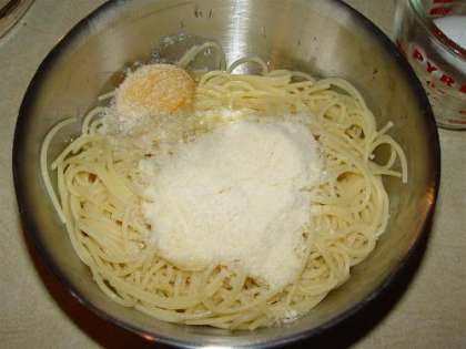 Отварите спагетти и смешайте их с сыром пармезаном и яйцом.
