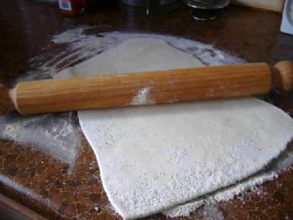 Это очень легко и быстро сделать. Нужно раскатать тесто в прямоугольник примерно от 22 до 30 см.
