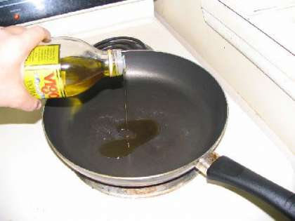 Начнем готовить курицу. Налейте оливковое масло в сковороду.