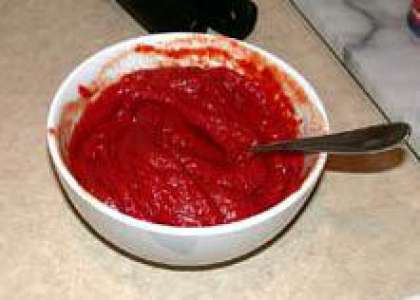 Делаем томатную пасту. Используем все приправы. Желательно больше соли и чеснока.