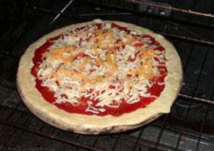 Поместите пиццу в разогретую духовку (500 F) на 11 минут.
