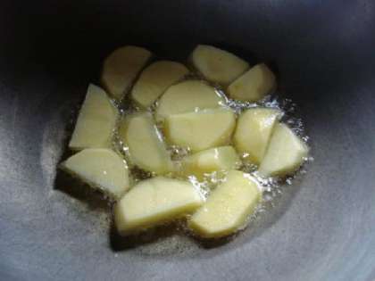 Теперь можно разогреть масло в сковороде и обжарить картофель до золотистого цвета.