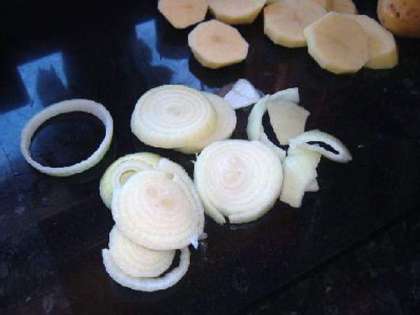 Нарезаем колечками лук и добавляем в картофель.