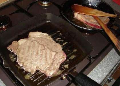 Переворачивайте филе. Когда мясо подрумянится снимите его с плиты.