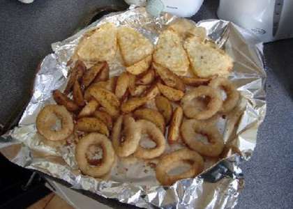 Положите лук, оладьи и дольки картофеля в духовку и выпекайте при 220 градусов Цельсия в течение 30 минут.