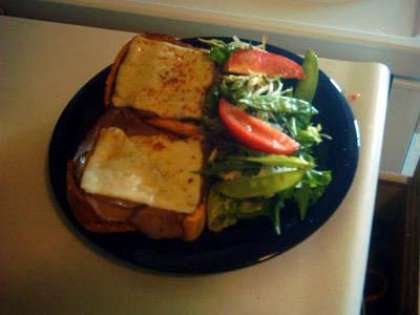 Украшаем сэндвичи зеленью. Блюдо можно кушать с соусом и салатом. Приятного аппетита!