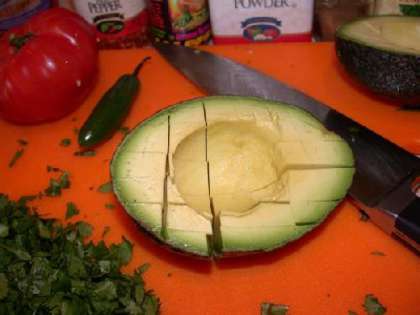 Нарежьте авокадо кубиками.