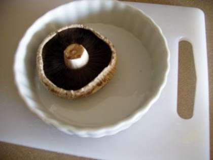 Промойте и поместите шляпку гриба в миску.