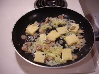 Когда лук станет мягким, добавляем сыр.