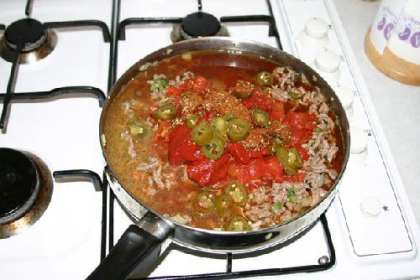 Слейте избыточный жир от фарша из сковороды. Затем добавляем остальные ингредиенты (томат, перчик).