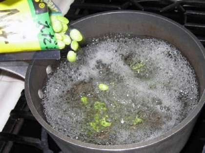 Добавляем зеленые бобы в подсоленную кипящую воду.