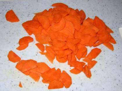 Морковку нарезаем кружками.