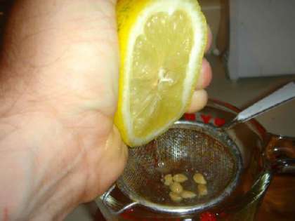 Выжимаем лимоны.