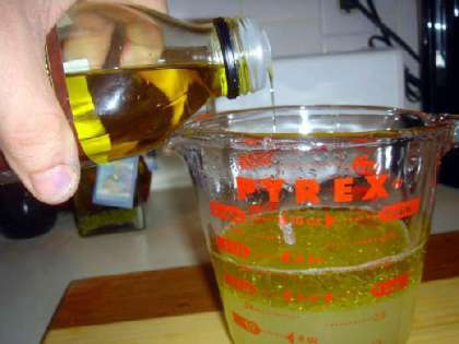 Добавляем оливковое масло. Пропорция - 1/2 лимонного сока.