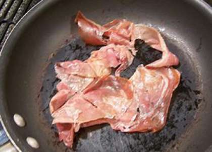 Слегка обжариваем тонкие кусочки мяса.