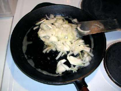 Поджариваем лук на разогретой сковороде с маргарином. Приправляем солью и перцем.