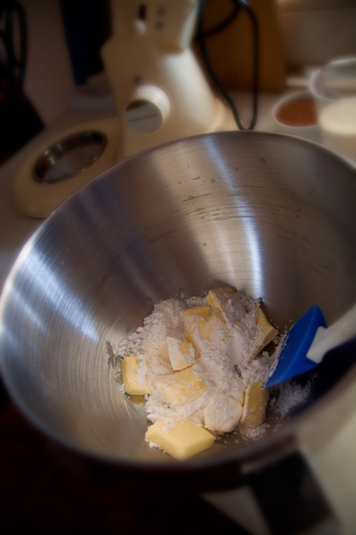 Автор рецепта рекомендует после добавления каждого нового ингредиента сначала взбивать массу в миксере, а затем перемешивать ее вручную лопаткой.   Итак, в миске для миксера смешайте масло с сахарной пудрой и поставьте взбиваться на маленькой скорости.