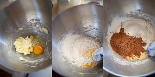 Вбейте яйцо, добавьте половину муки и взбейте массу. Добавьте второую половину муки и какао. Повторно взбейте массу.
