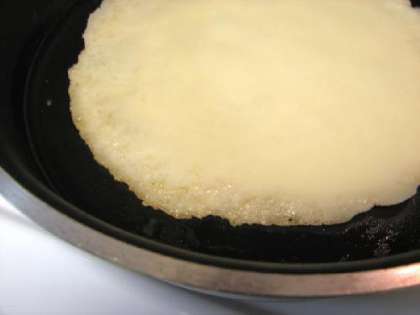 Разогрейте плиту до 450 градусов по Фаренгейту. Смешать вместе муку и воду, чтобы сделать простое тесто. Добавьте немного масла в сковороду. Залейте тесто и обжаривайте в течении 3-4 минут.