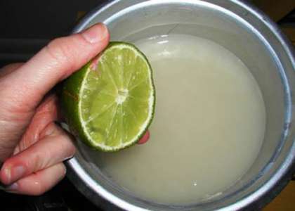 Отварите рис в воде с лимонным соком.