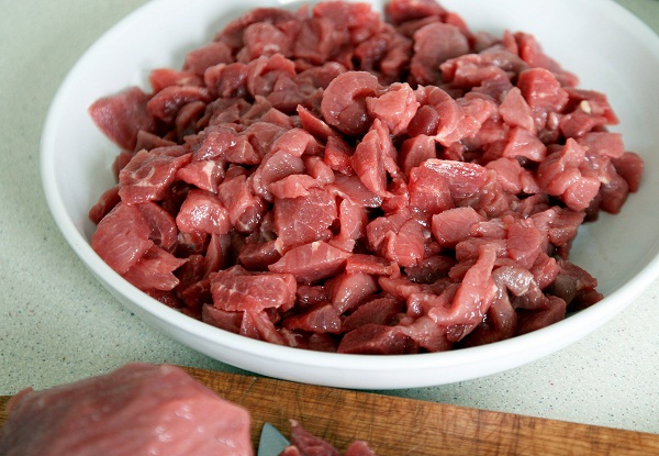 Мясо нужно нарезать очень мелкими кусочками или прокрутить на мясорубке с крупной решёткой.