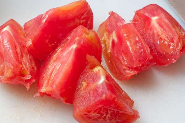 Спелые помидоры очистите от кожицы и сделайте пюре с помощью блендера, добавьте по чайной ложке ароматных сушеных трав.