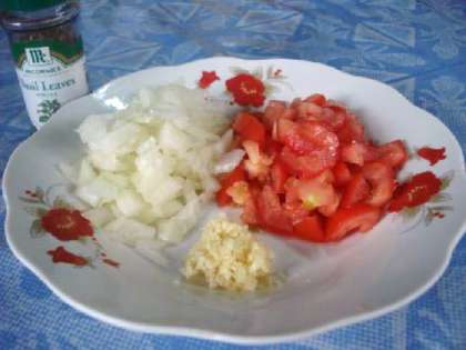 Нарезаем помидоры, лук, чеснок и базилик (можно использовать кинзу).