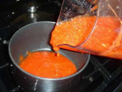 В первую очередь нужно подготовить маринар. Помидоры имеют большое значение для итальянской кухни. Вам понадобится баночка консервированных томатов Сан-Марцано. Готовим томатную пасту в блендере. Заливаем пасту в кастрюлю.