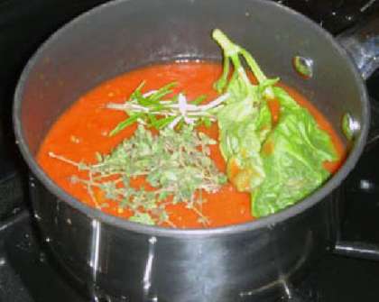 Добавить веточки тимьяна, розмарина и базилика в соус.