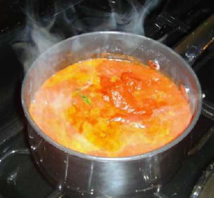 Добавляем томатную пасту в маринар.