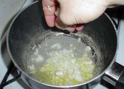 Наливаем в кастрюлю ложку оливкового масла и обжариваем лук.