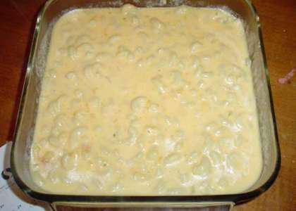Заливаем макароны плавленным сыром.