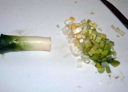 Нарезаем лук-порей. Используем белые и зеленые части.