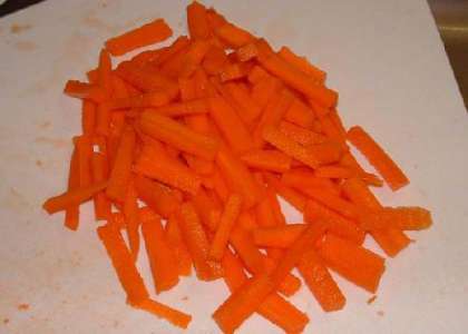 Нарезаем морковь полосками.