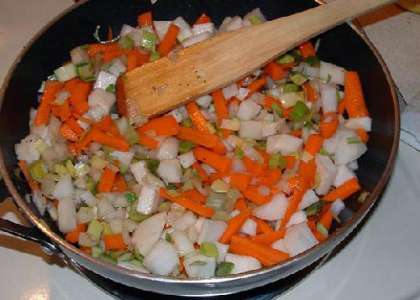 Добавить репу, лук, лук-порей, морковь и сахар в кастрюлю. Готовить в течении 8-10 минут.