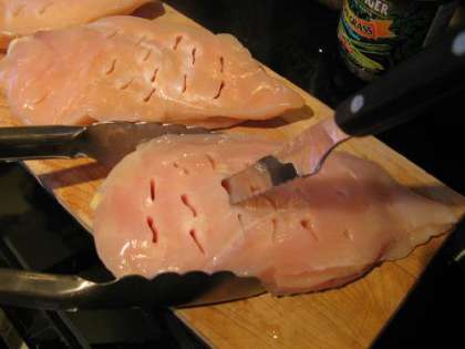 Подготовка курицы: Сделаем в мясе ряд отверстий для маринада, пронизываем ножом.