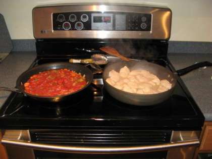 Добавить помидоры и томатную пасту. Использовать вино. Готовить соус в течении 5 минут. К этому времени курица должна быть прожаренной.