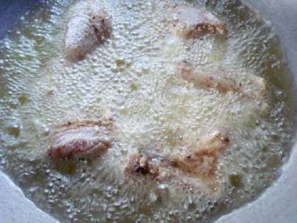 Смешиваем маргарин с маслом для жарки. Обжаривайте курицу в масле около 20 минут. Масло должно полностью покрывать мясо.