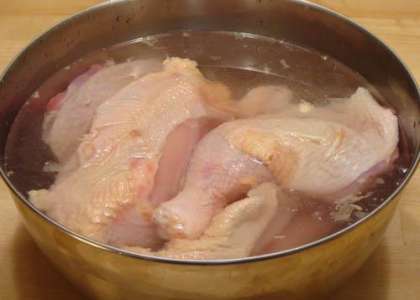 Для рассола: растворить соль и сахар в воде.  Положить куски курицы в миску и полностью покрыть в соляном растворе. Закройте миску и поместите в холодильник на 30-60 минут.