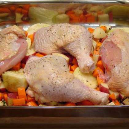 Разогреть духовку до 450 F. Положите овощи в сковороду, перемешайте с оливковым маслом, тимьяном, добавьте по 1/4 чайной ложки соли и перца. Вынимаем курицу из миски с рассолом. Выкладываем курицу поверх овощей. Готовим 30-45 минут.
