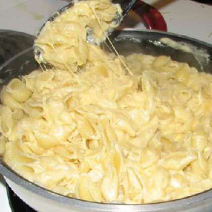 Выкладываем и смешиваем макароны с сыром.
