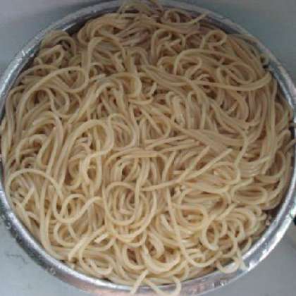 Промываем спагетти.