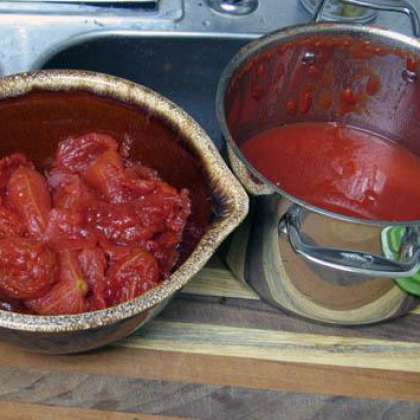 Удалите семена из томатов для того, чтобы соус не получился горьким.