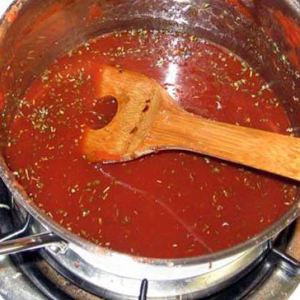 Ставим кастрюлю на огонь.Добавляем в томатный сок щепотку красного перца, немного сухого орегано, здоровую щепотку Хербес де Прованс, 1 / 4 чашки бальзамического уксуса и 1 / 3 стакана сахара. Усиливаем огонь.
