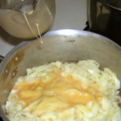 Когда макароны будут готовы, процедить и сразу же добавить бекон. Выключите огонь, добавьте яйца, хорошенько перемешайте.