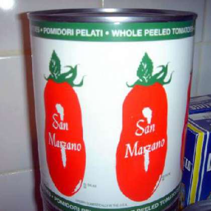 Теперь приступим к соусу. Лучше всего использовать настоящие итальянские помидоры Сан-Марцано.
