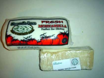 Использование разных сортов сыра является обязательным! Нарезаем Пармезан и Моцарелла.