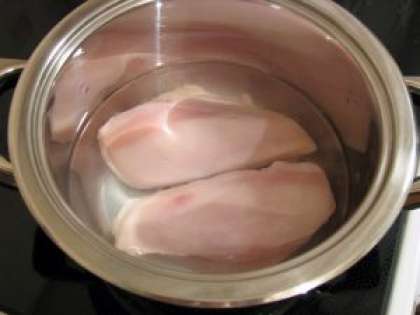 Отварить куриное филе в кипящей воде в течении 25 минут.