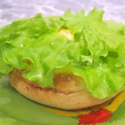 На сыр положить листья салата.