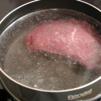 Отварить говядину в течении 1-1,5 часа после закипания.